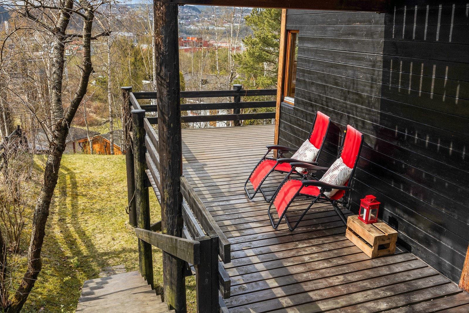 Veranda på sørsiden av huset med utgang fra underetasjen. Galleribilde