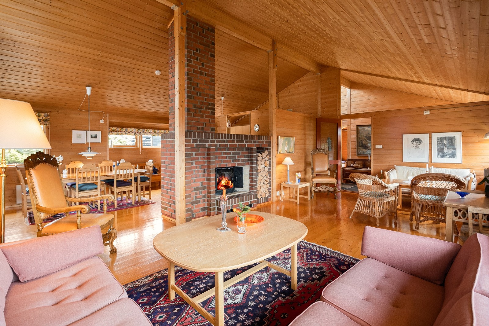 Svært romslig stue hvor dagligstuen og spisestuen ligger adskilt fra hverandre. Stor og god takhøyde gir en luftig romfølelse sammen med vinduene som slipper inn rikelig med dagslys. Galleribilde