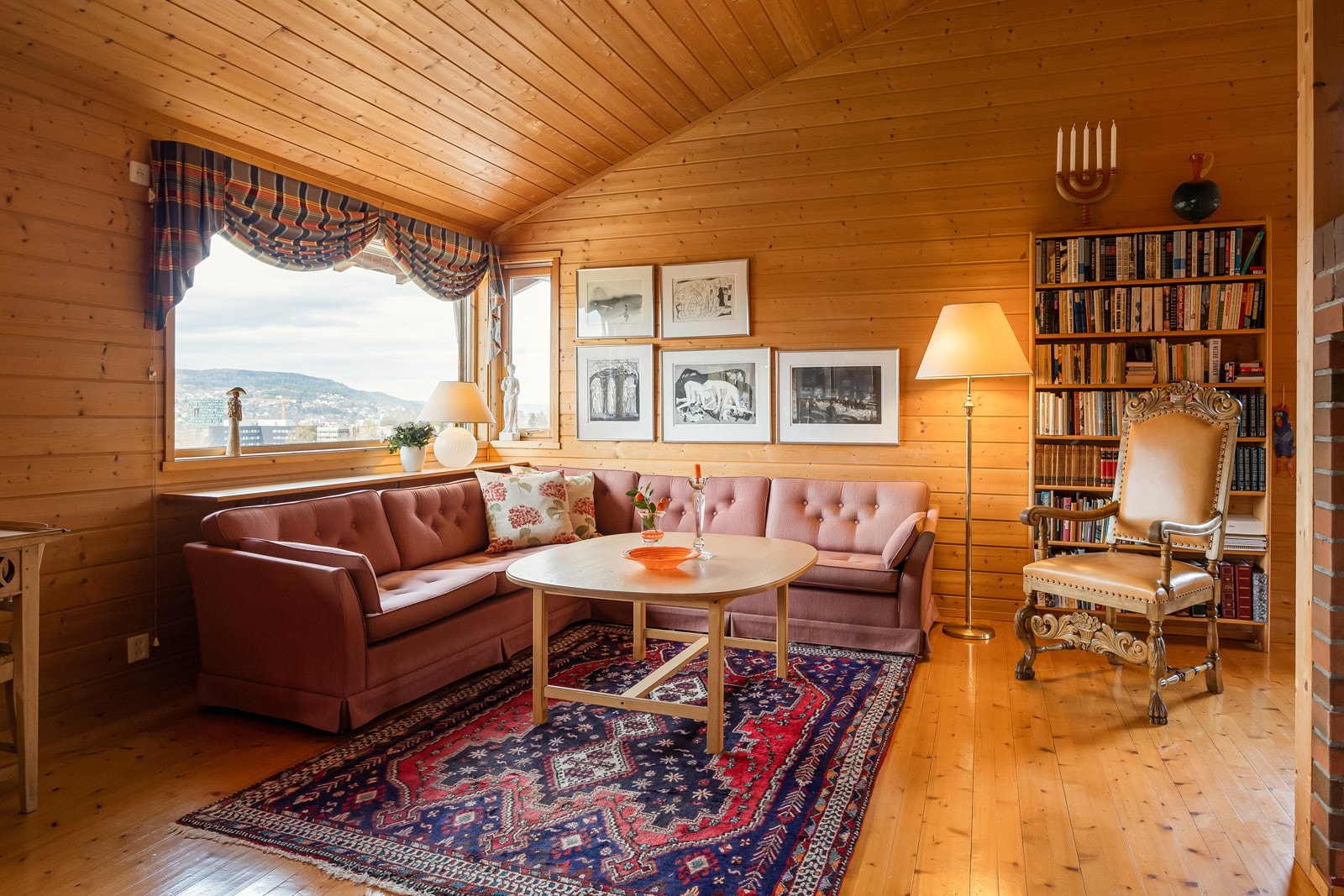 Fra alle vinduene på stuen har man fantastisk utsikt over byen og nærområdet. Galleribilde