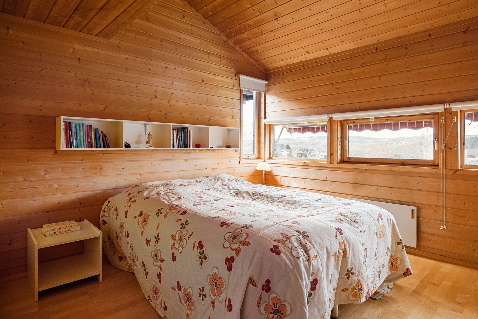 Det største soverommet i første etasje er på hele 12,8 kvm. og har i tillegg garderoberom på 2,2 kvm. Galleribilde