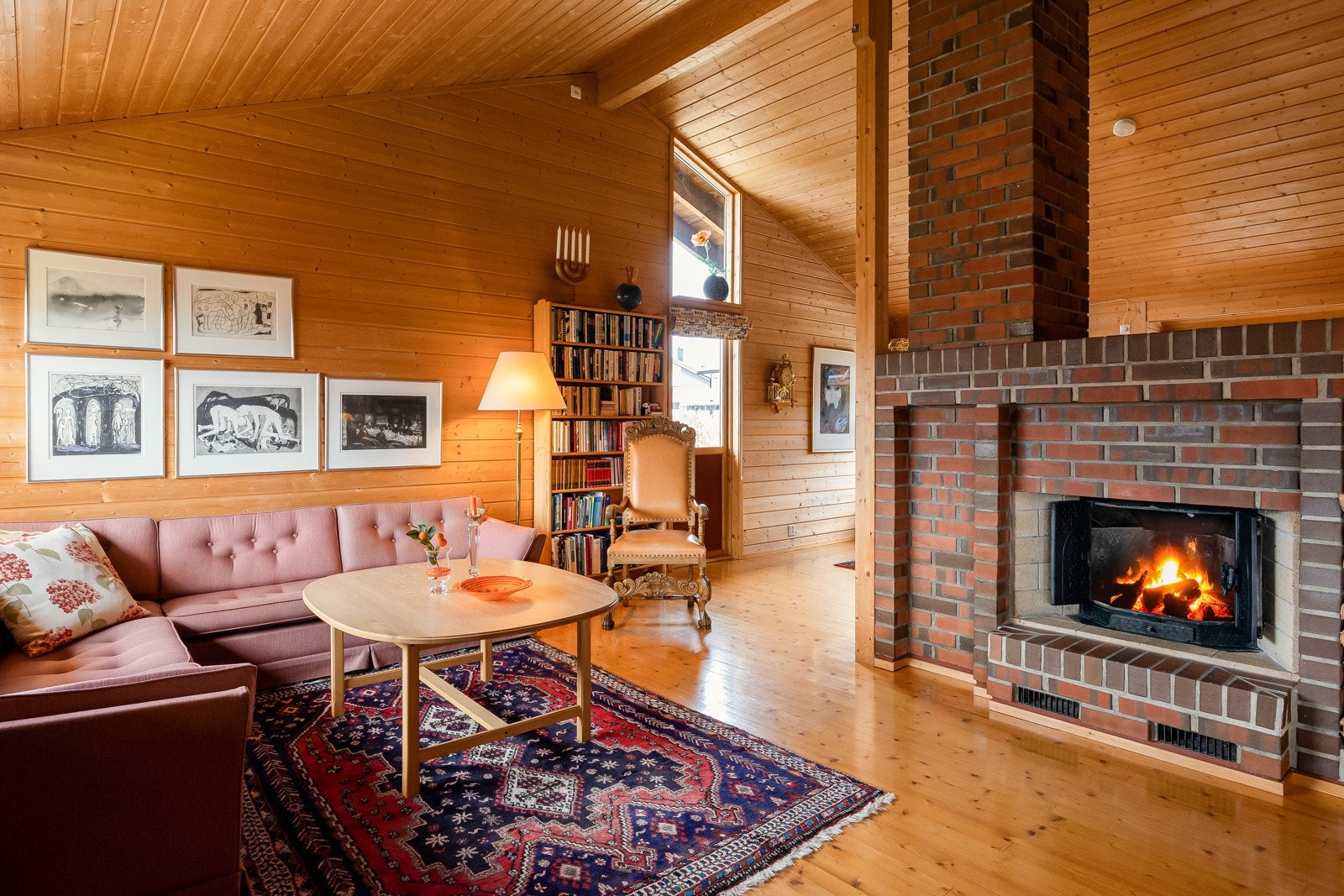 Dagligstuen er på 27 kvm. og har plass til å møblere i flere soner. Galleribilde