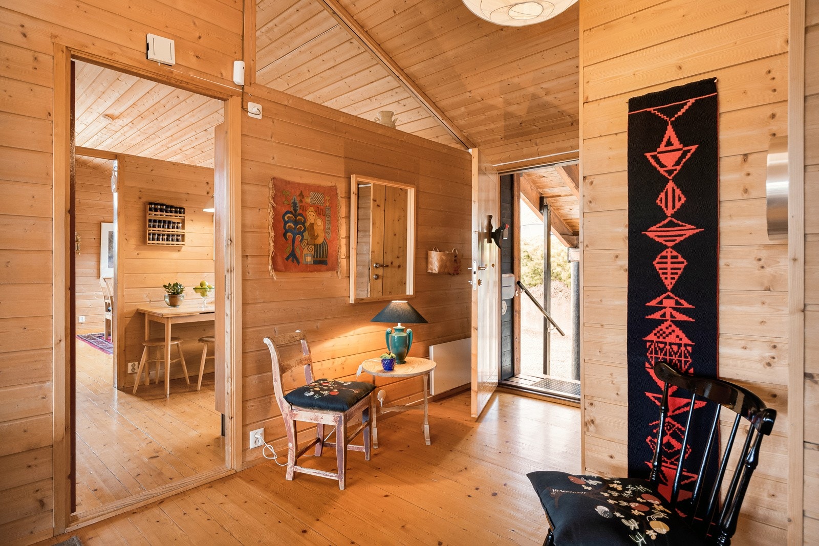 Romslig inngangsparti med skyvedørsgarderobe. Galleribilde