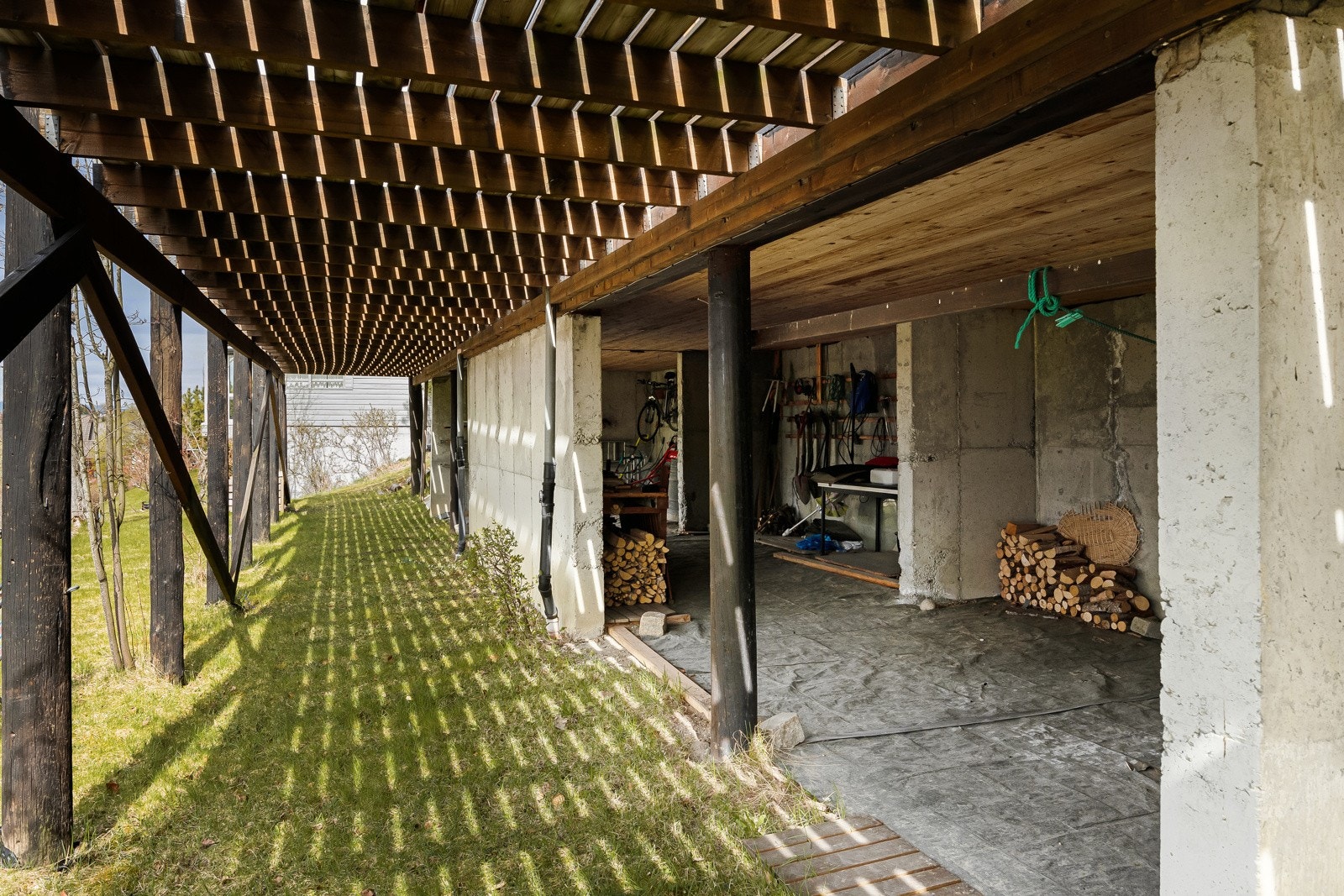 Under verandaen er det svært god plass til lagring av f.eks. utemøbler, hageredskaper og ved til vinteren. Galleribilde