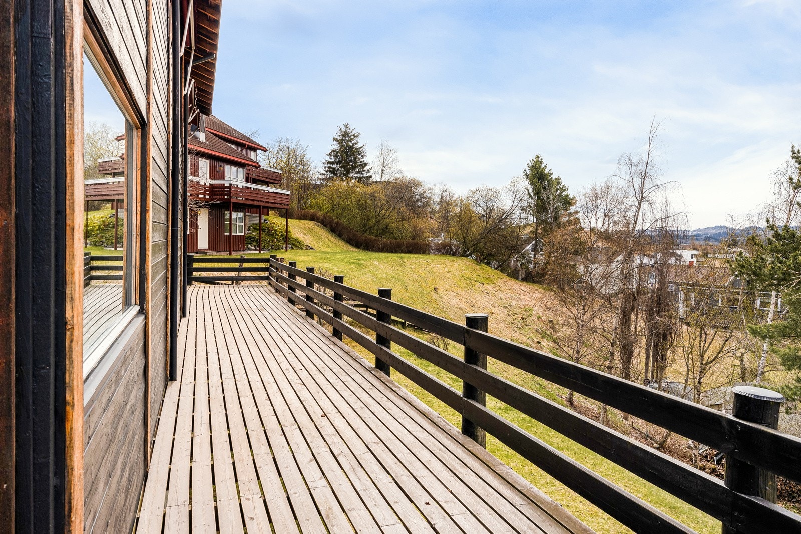 Rundt huset er det totalt 110 kvm. med veranda/terrasse, slik at man får tilgang til sol fra morgen til kveld. Galleribilde