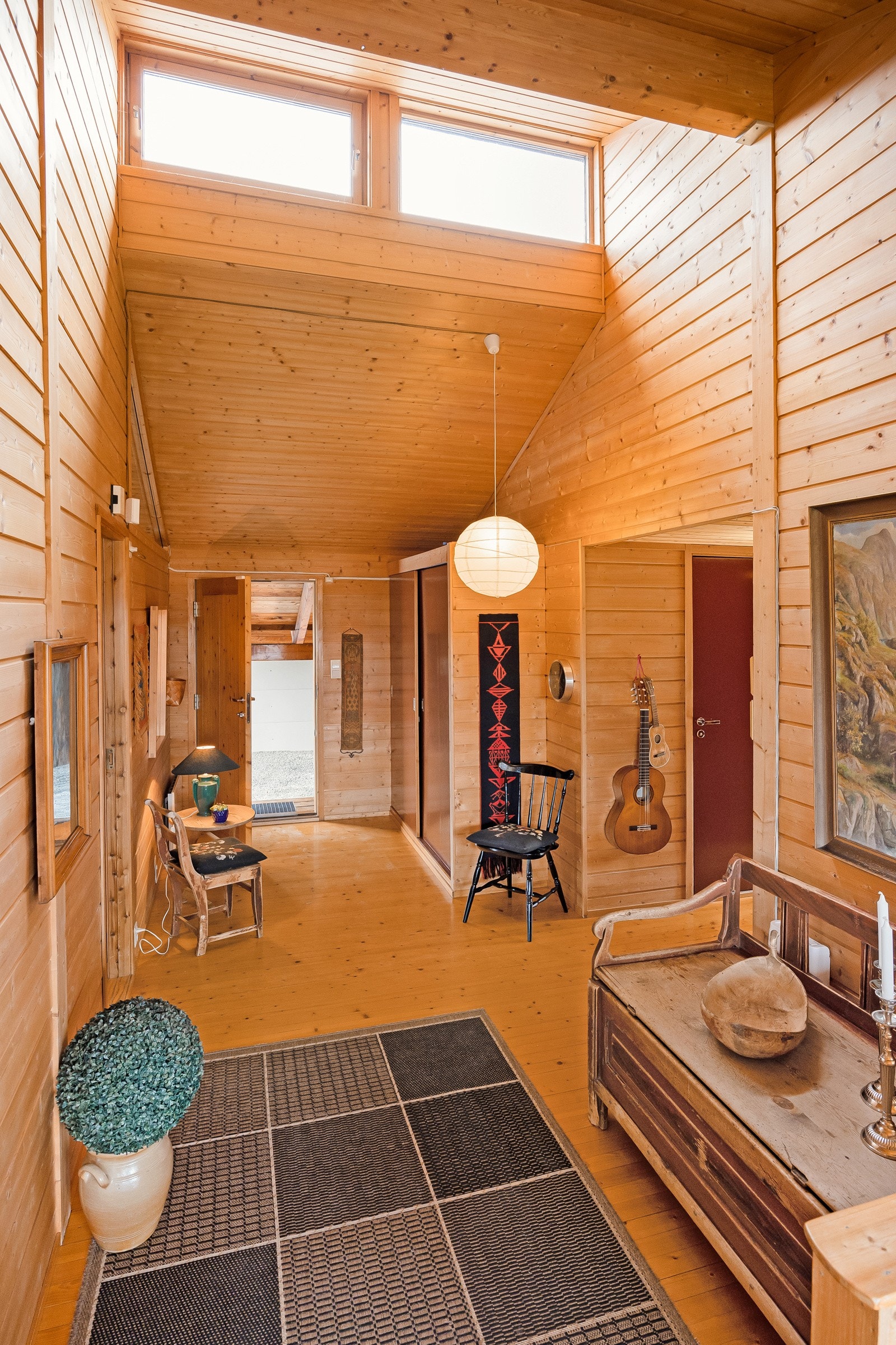 Takhøyden som er gjennomgående i hovedetasjen gir huset et tydelig særpreg. Galleribilde