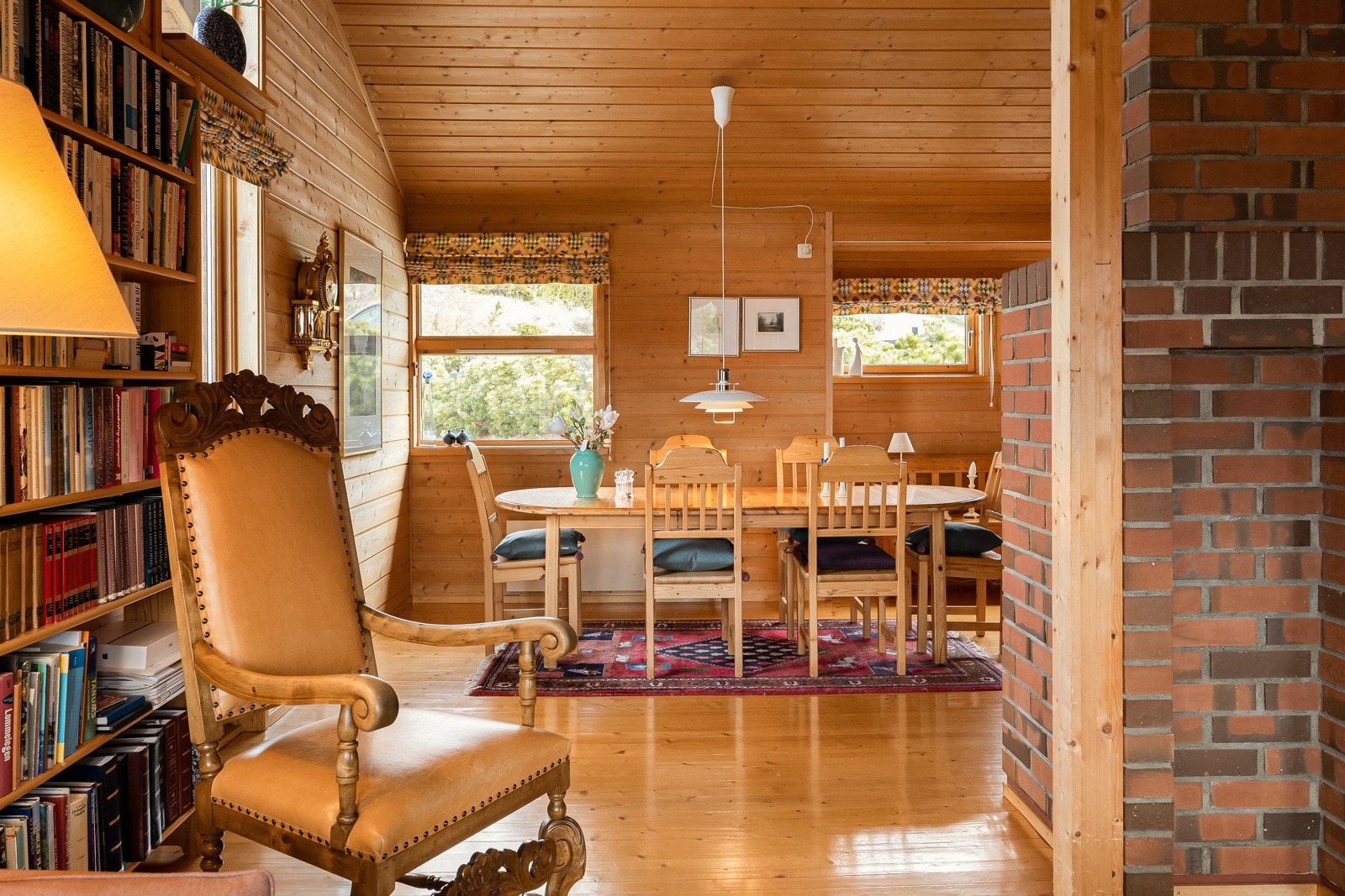 Vinduer på begge sider av stuen og takåpning mellom rommene gir flott gjennomlys i huset. Galleribilde