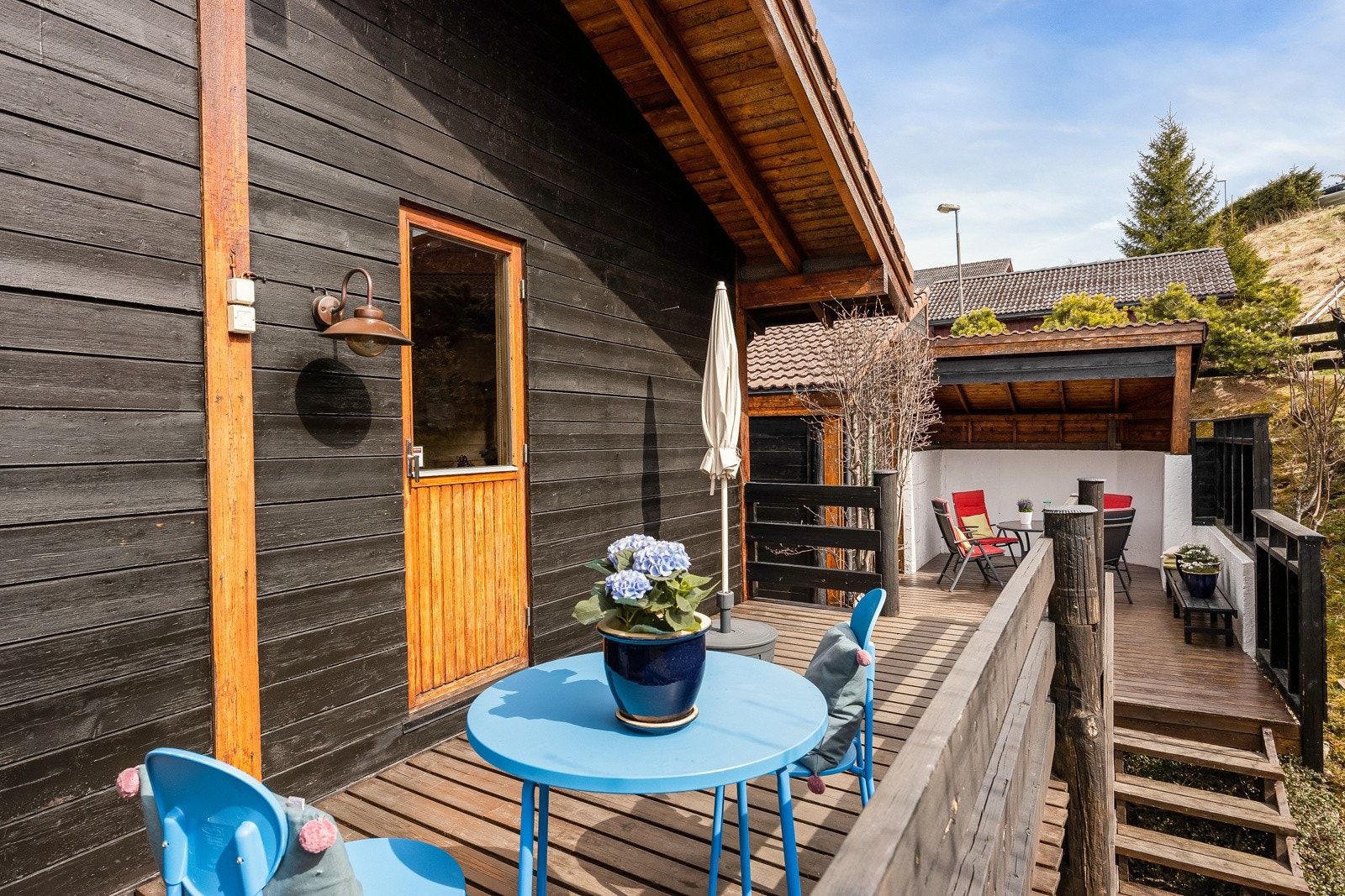 Fra verandaen mot garasjen, er det en flott overbygd sitterplass hvor man sitter helt skjermet. Galleribilde