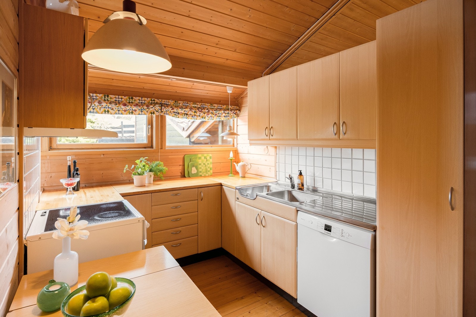 Kjøkkenet er på 10,2 kvm. og er i god bruksmessig stand iht. takstrapport. Galleribilde