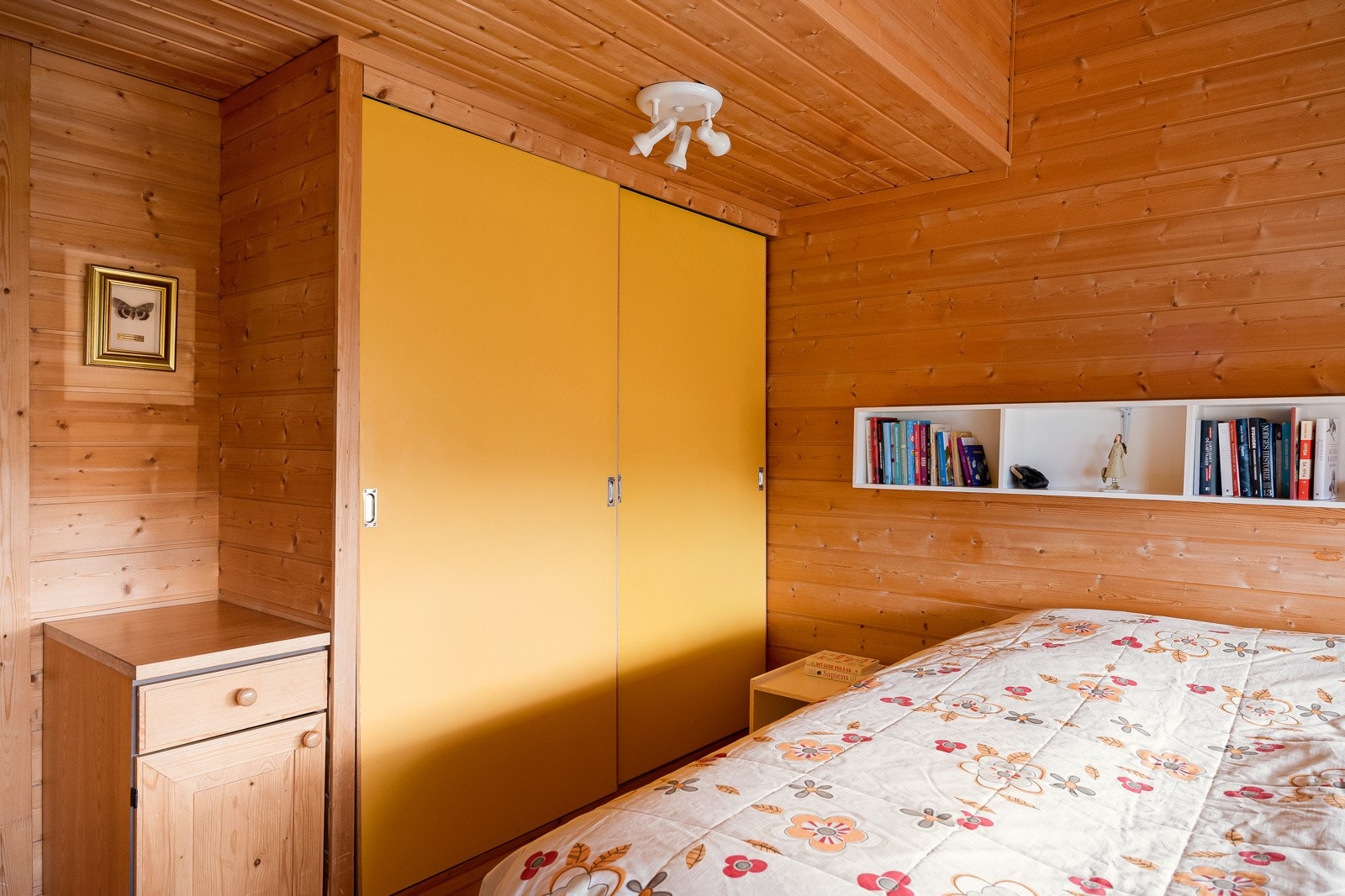 Det er også god lagring i garderobeskap på rommet. Galleribilde