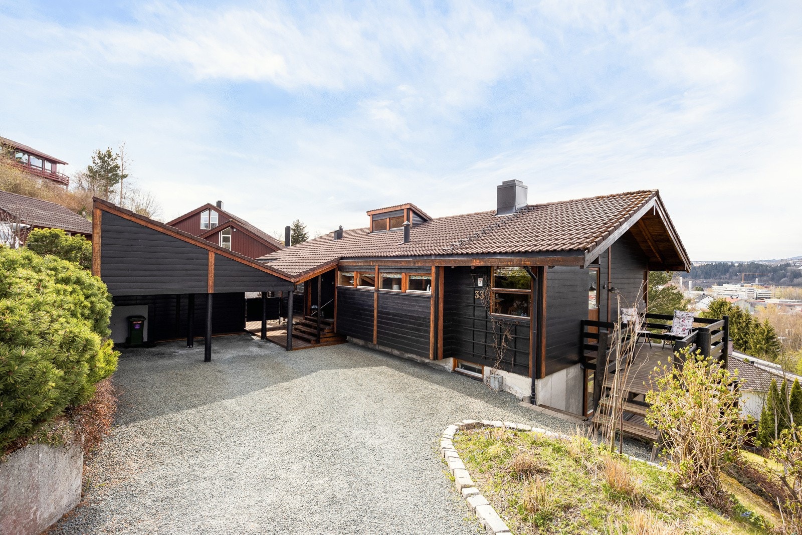 Nydelig, arkitekttegnet enebolig med ypperlig beliggenhet på Hoeggen. Romslig gårdsplass og carport med plass til to biler, samt rikelig med lagringsplass på hems. Galleribilde