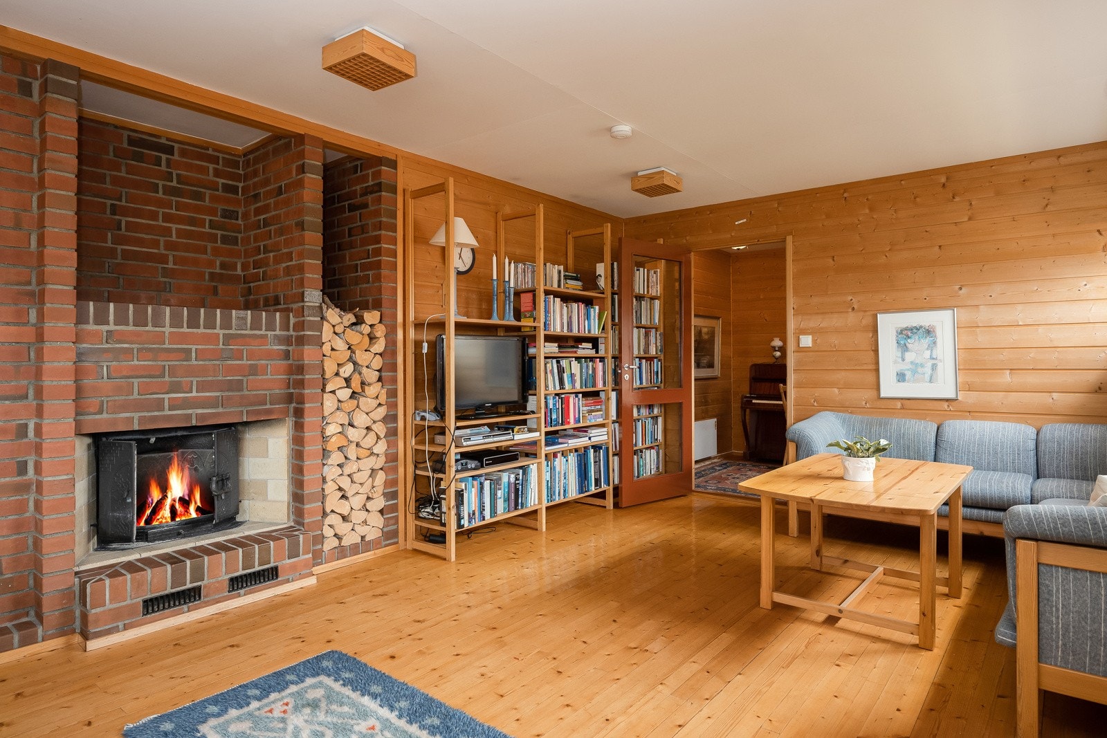 Også her er det peis som gir effektiv oppvarming på kalde dager. Galleribilde