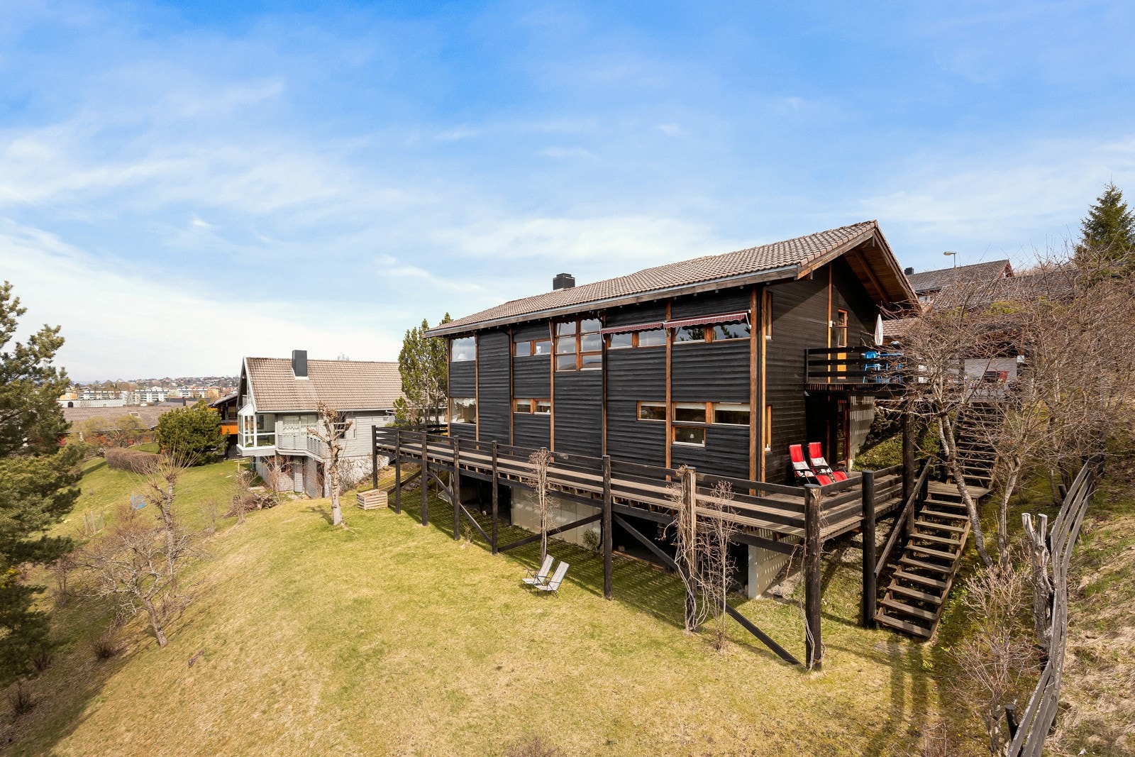 Eiendommen ruver høyt i terrenget og nyter fantastisk utsikt over Trondheim by og nærområdet. Huset er tegnet av den trønderske arkitekten Helmer Hofset og har en særegen og romslig utforming. Galleribilde