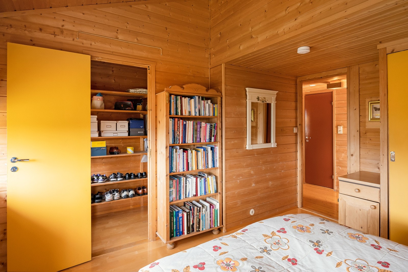 Eget garderoberom i tilknytning til hovedsoverommet. Galleribilde