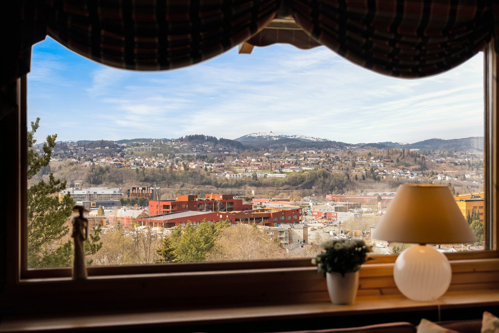 Utsikten fra stuevinduet, samtidig som man bor helt skjermet for innsyn. Galleribilde