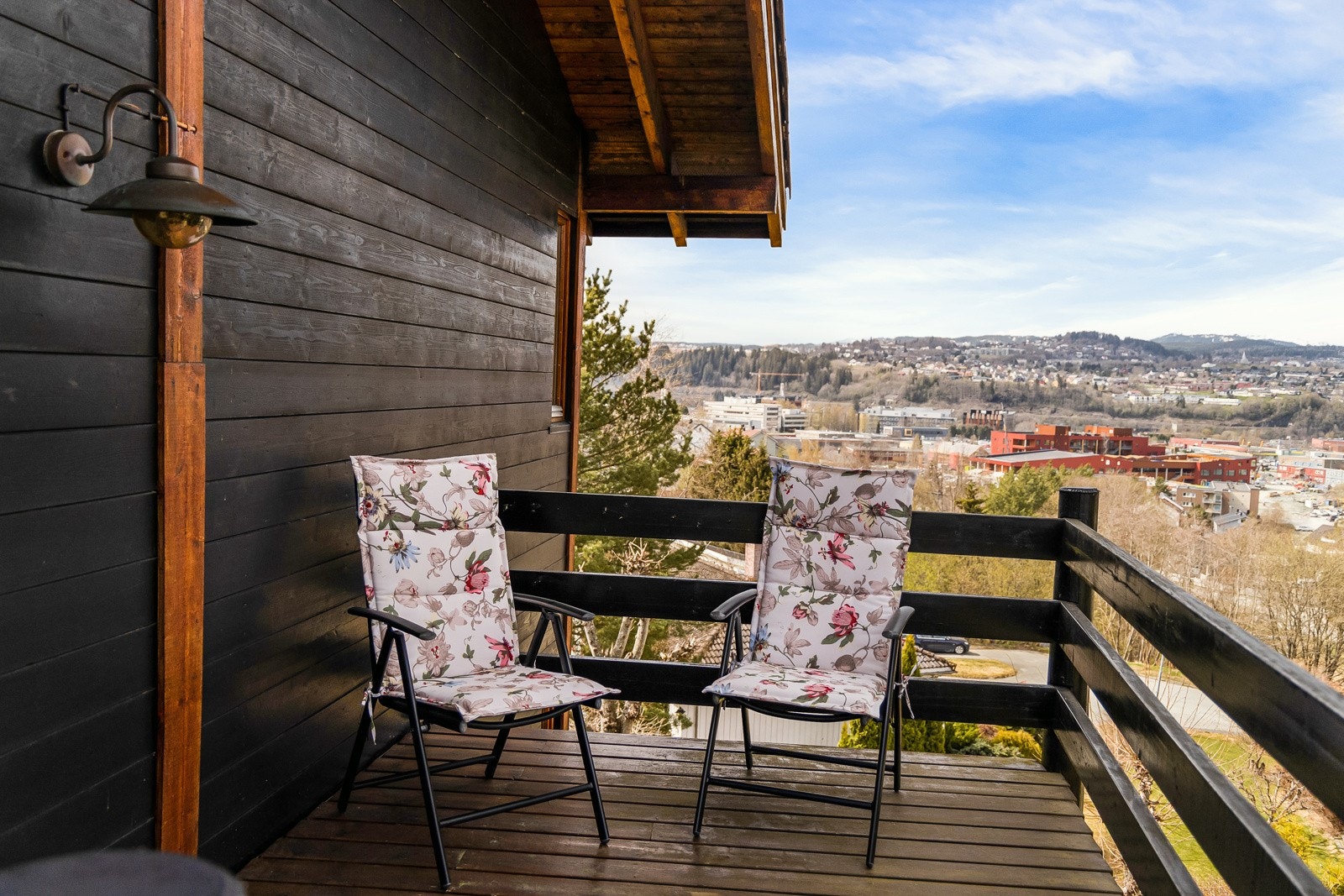 En av flere sitteplasser rundt huset; her kan man flytte seg etter solen. Denne verandaen ligger med utgang fra kjøkkenet og har sol til sent på kvelden. Galleribilde