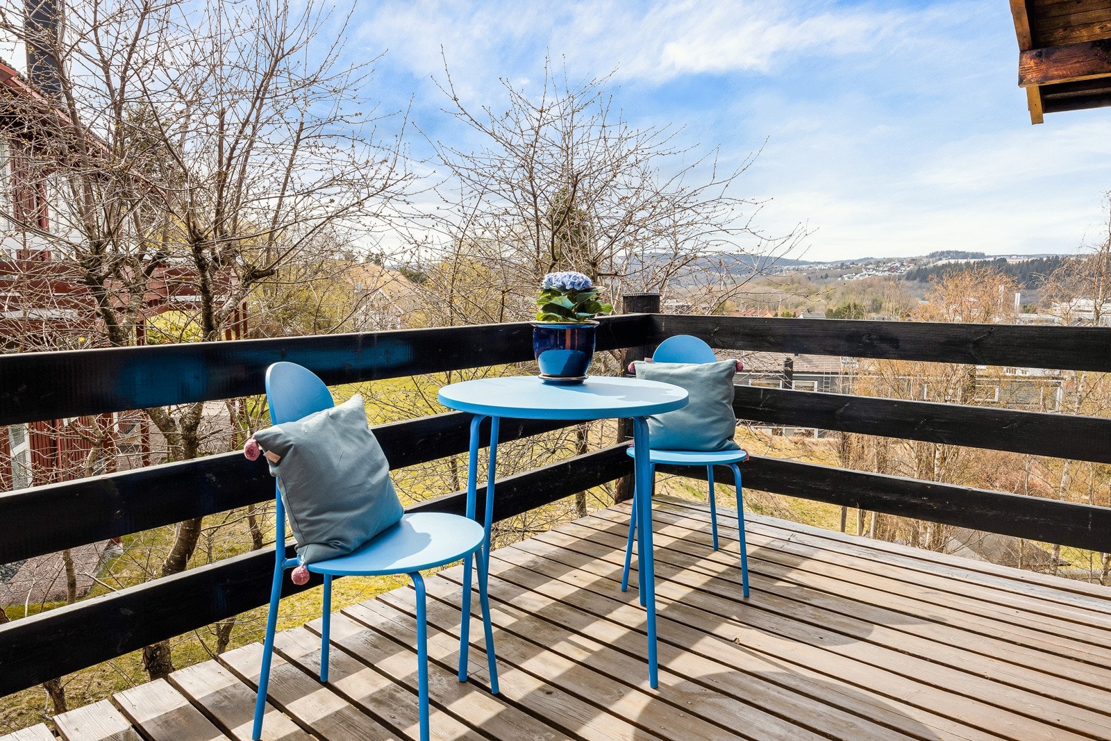 Flott veranda hvor man kan nyte solen fra morgen/formiddag og ettermiddagen. Galleribilde