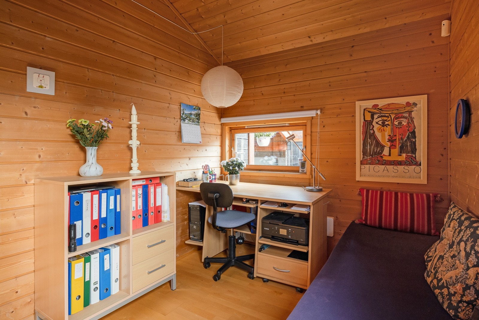 Soverom 2 i første etasje er på 8,9 kvm. og har tilgang til hems hvor man har svært god lagringsplass. Galleribilde