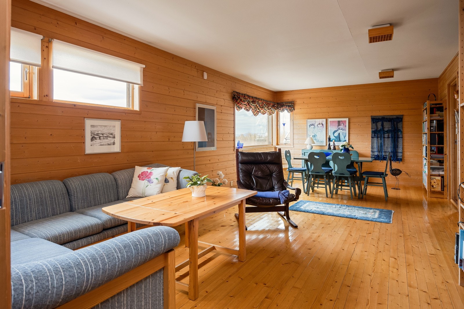 Fra underetasjen har man tilgang til 65 kvm. veranda som strekker seg rundt hele fremsiden på huset. Galleribilde