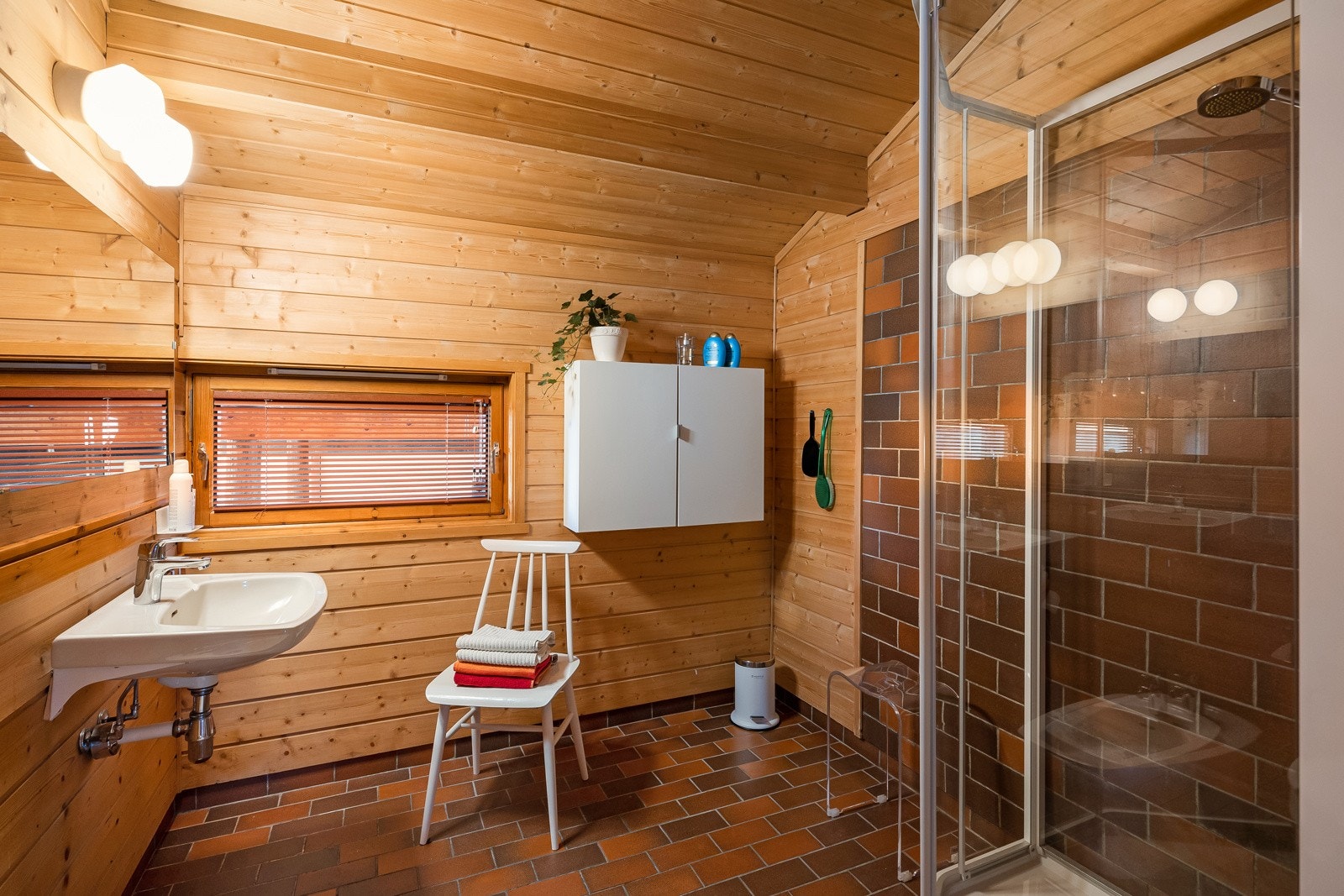 Romslig bad på 5,9 kvm. i første etasje, rett ved soverommene. Det er også separat toalett rett ved. Galleribilde