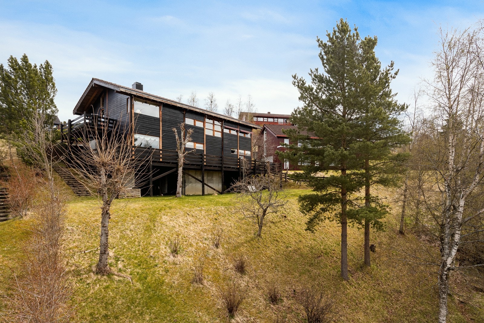 På eiendommen har man optimale solforhold med sol fra tidlig morgen til sent på kvelden. Solforholdene, sammen med uhindret utsikt og usjenert plassering, gjør at huset har en sjeldent god beliggenhet. Galleribilde