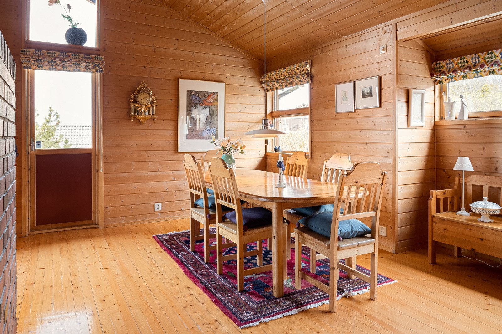 Herfra er det utgang til balkong hvor man får kveldssolen. Galleribilde