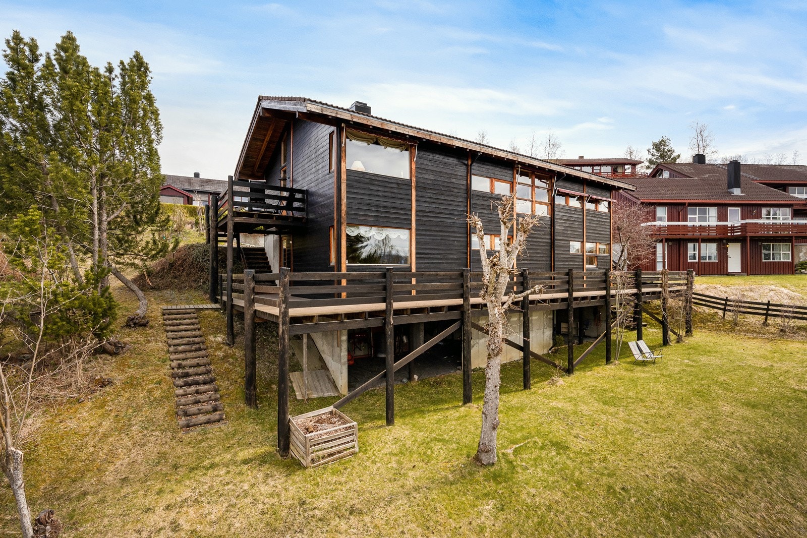 Huset ligger svært godt til, innerst i blindvei og helt skjermet for gjennomgangstrafikk og støy. Tomta er på på 1,1 mål og man har flere sitteplasser rundt huset, samt hage på nedsiden. Galleribilde