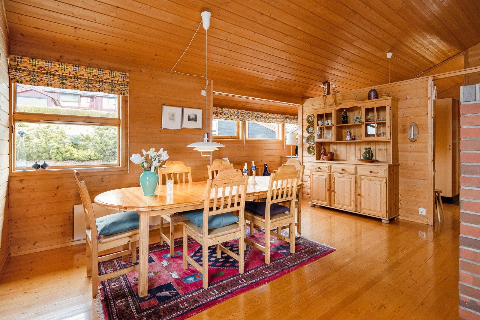 Romslig spisestue på 17,4 kvm. som ligger i tilknytning til kjøkkenet. Galleribilde