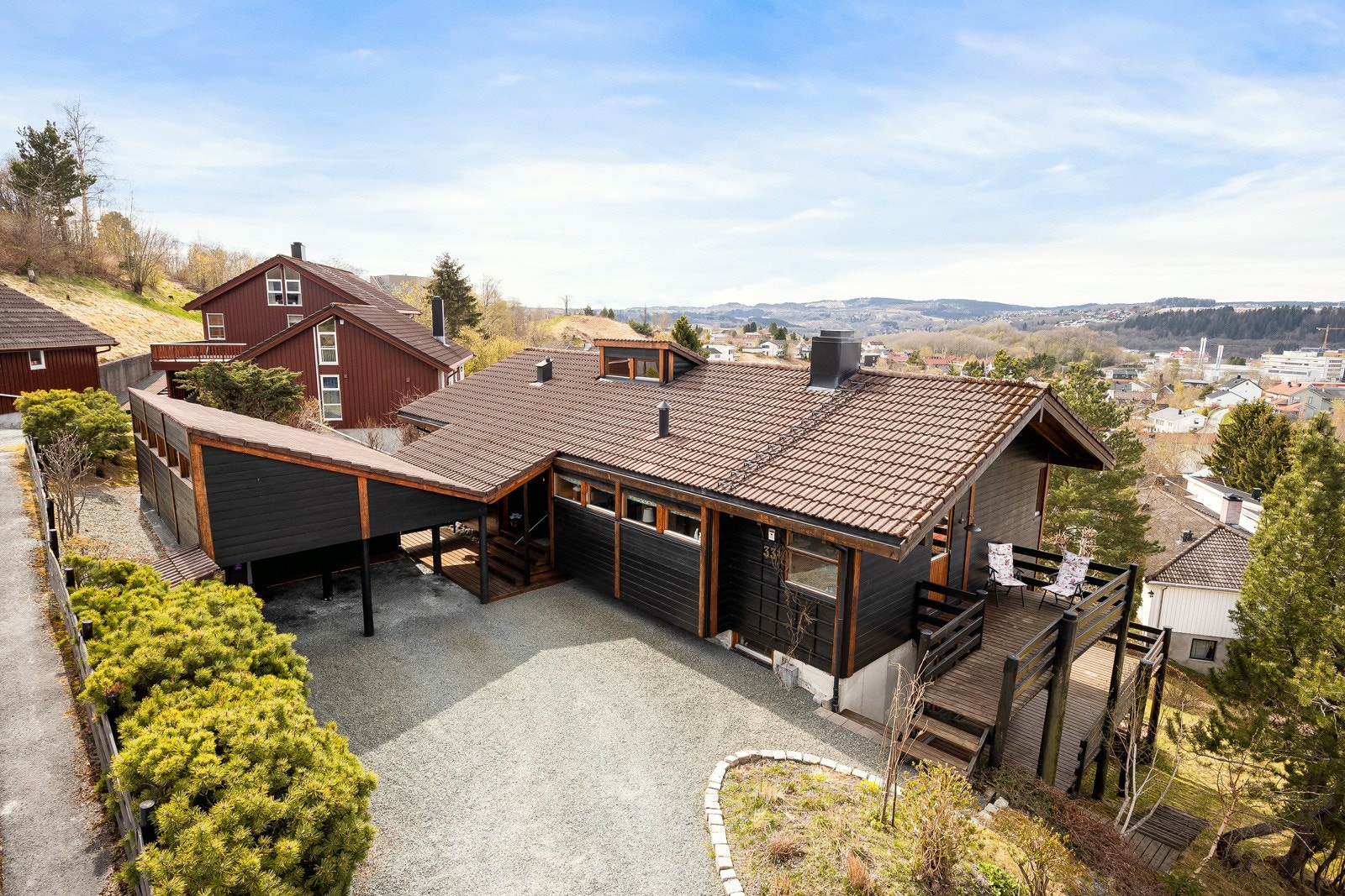 Carporten med plass til to biler har også svært god lagringsplass på hemsen. Velkommen til visning! Galleribilde