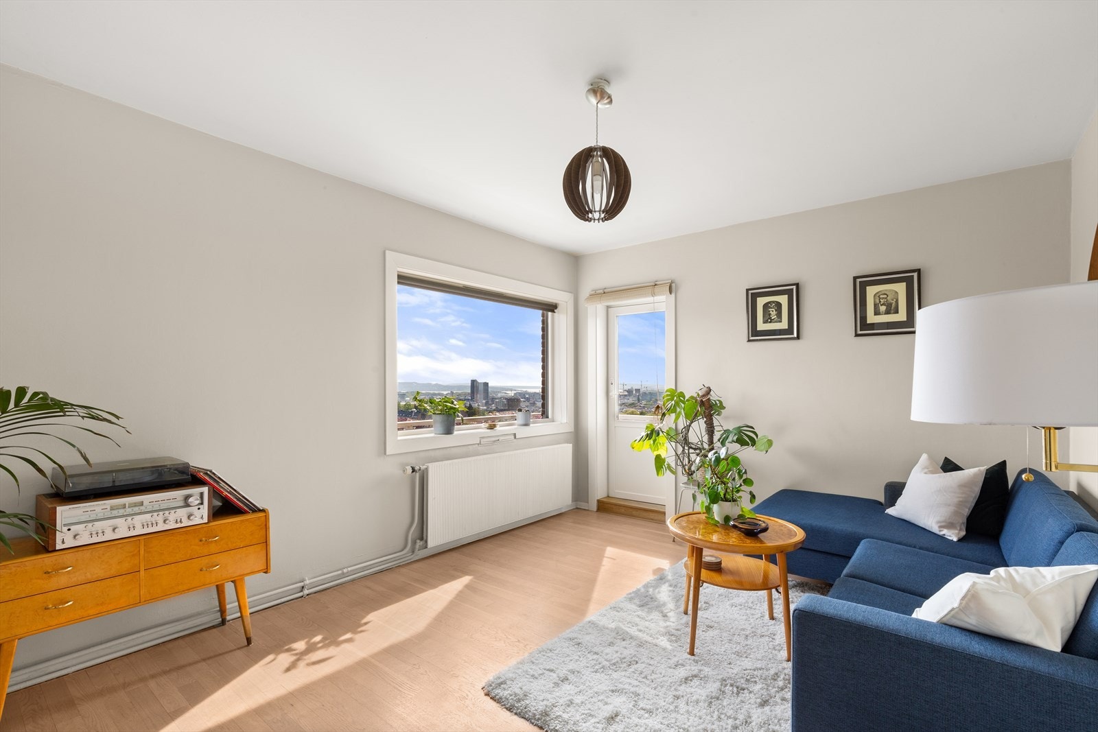 I stuen har du god plass til sofagruppe, stuebord og annet møblement. Galleribilde