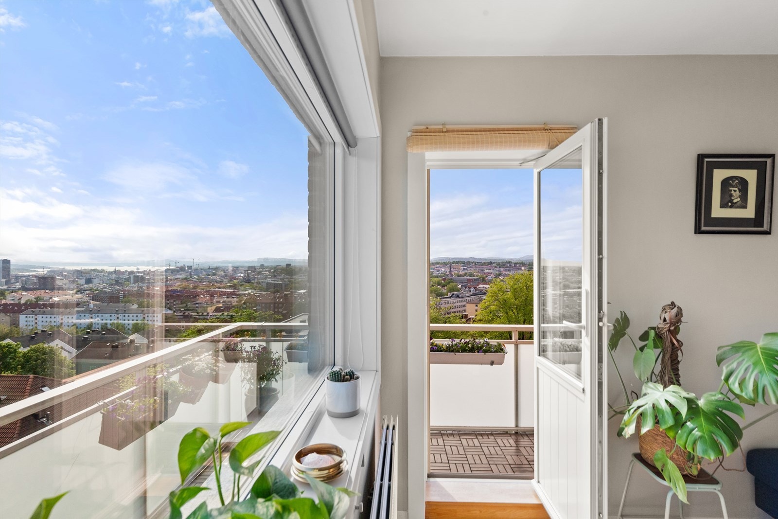 Den beroligende, vakre og vide utsikten over byen og fjorden - kan nytes like fullt inne som ute. Galleribilde