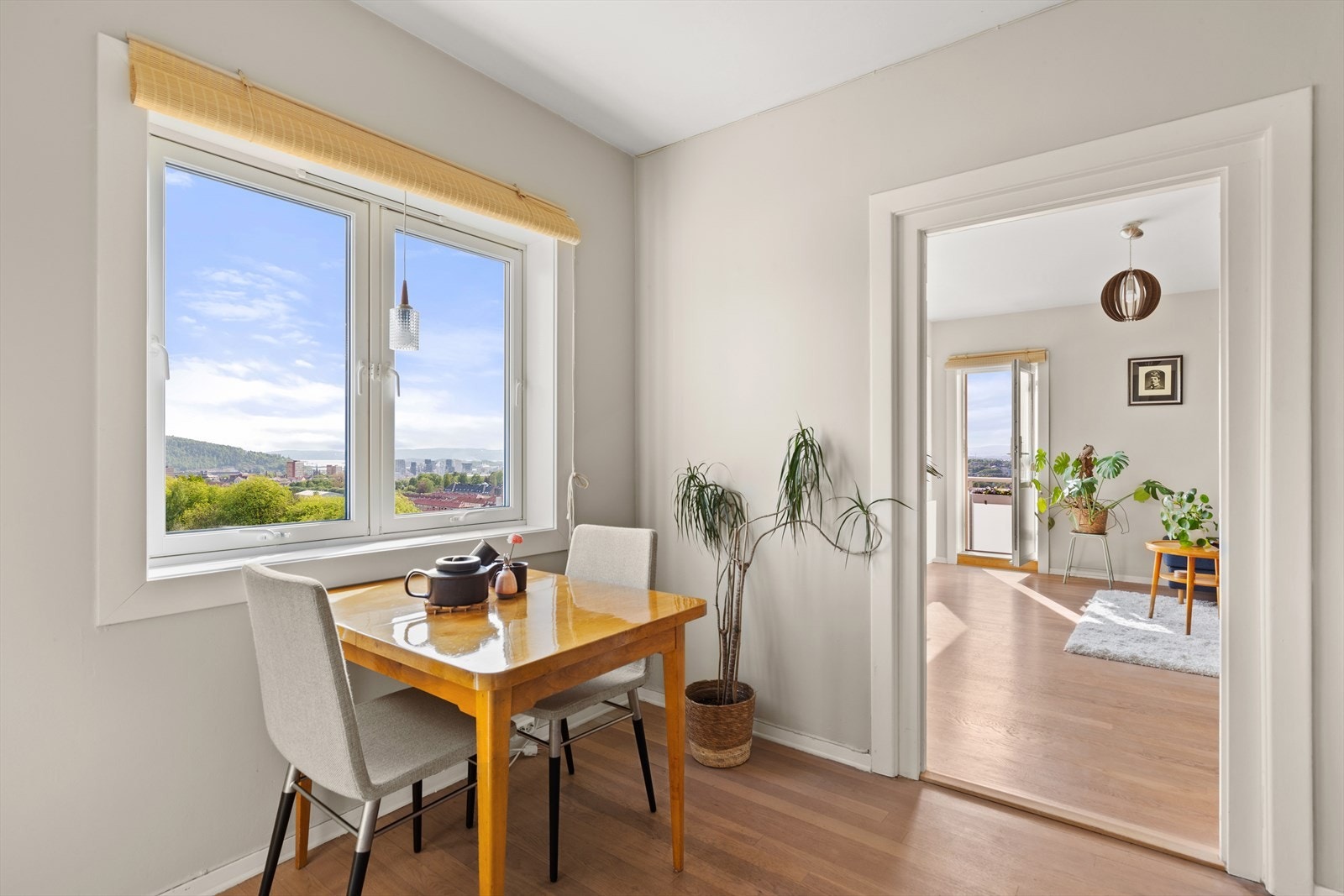 Kjøkken med hyggelig spiseplass ved vinduet. Galleribilde