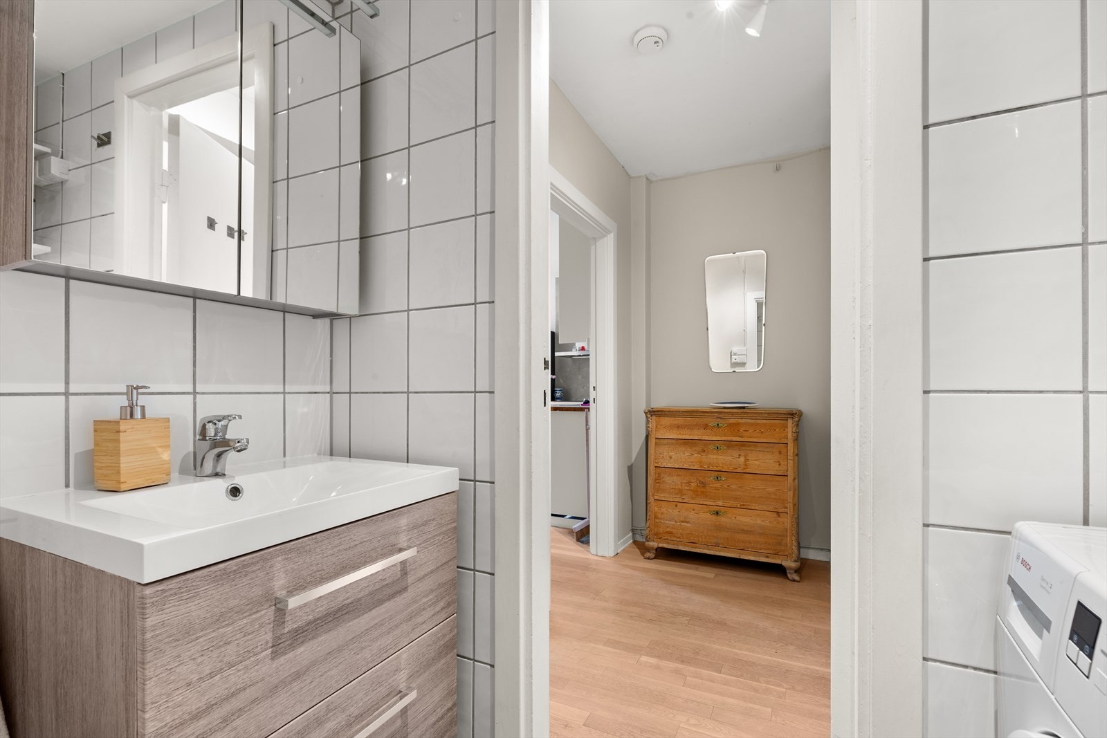 Bad innredet med dusjhjørne, servant med underskap og wc. Opplegg for vaskemaskin. Galleribilde