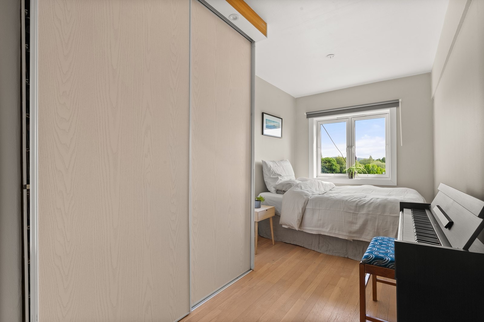 Hovedsoverom med god plass til dobbeltseng og garderobe. Galleribilde