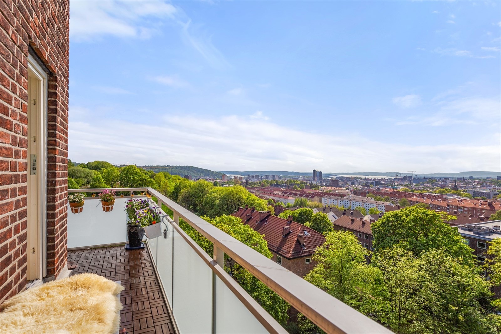 Fra balkongen og leiligheten er det panoramautsikt over Oslos tak. Galleribilde