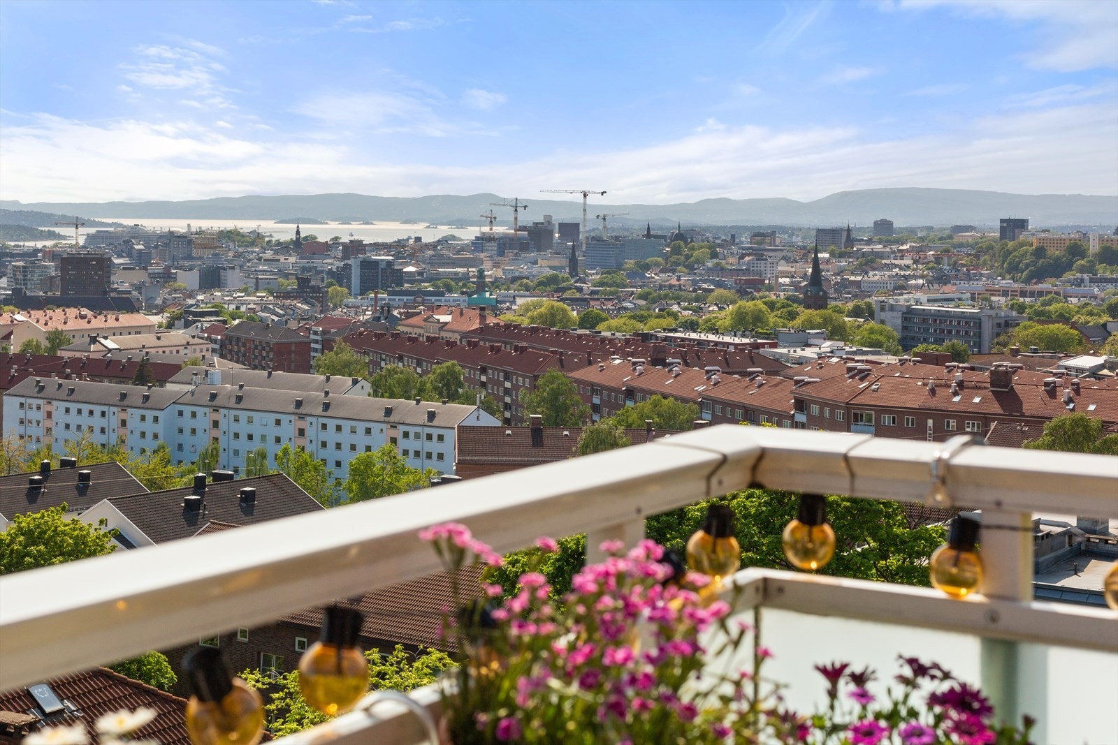Leiligheten ligger høyt og fritt, uten innsyn og rikelig med naturlig lysinnslipp. Galleribilde