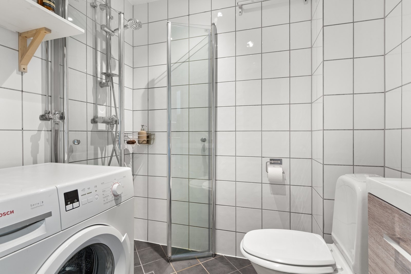 Bad fra 2001 med flislagte vegger og gulv. Galleribilde