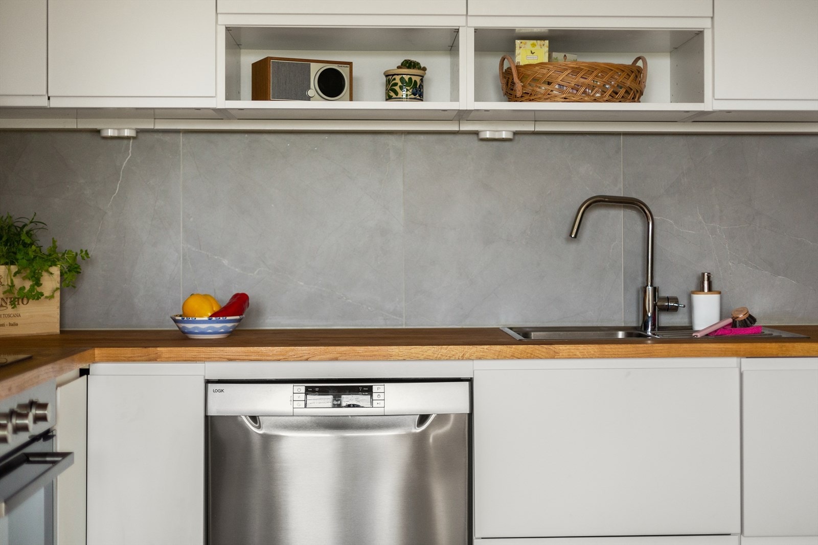 Kjøkkenet har hvitevarer som integrert komfyr med steketopp, frittstående oppvaskmaskin og kjøleskap med frysedel. Galleribilde