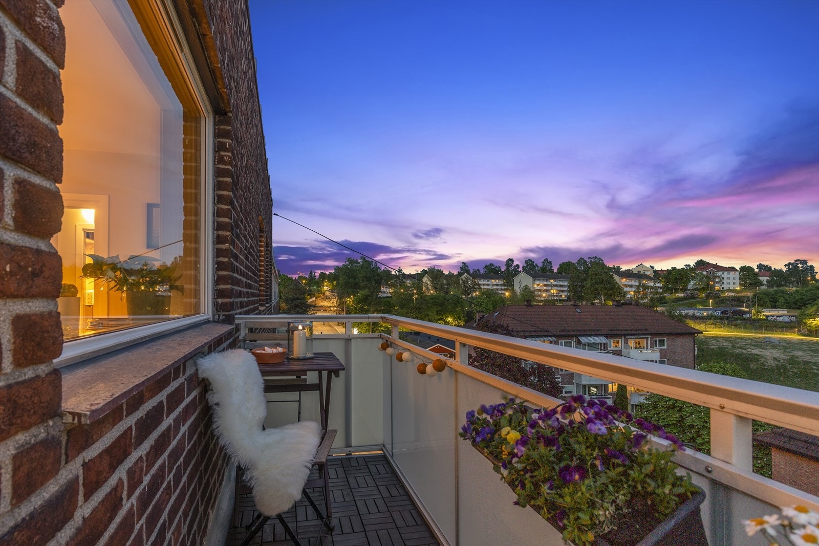 Leiligheten ligger i bygningens 5. etasje og inneholder entré/gang, bad, 2 soverom, kjøkken og stue. Galleribilde