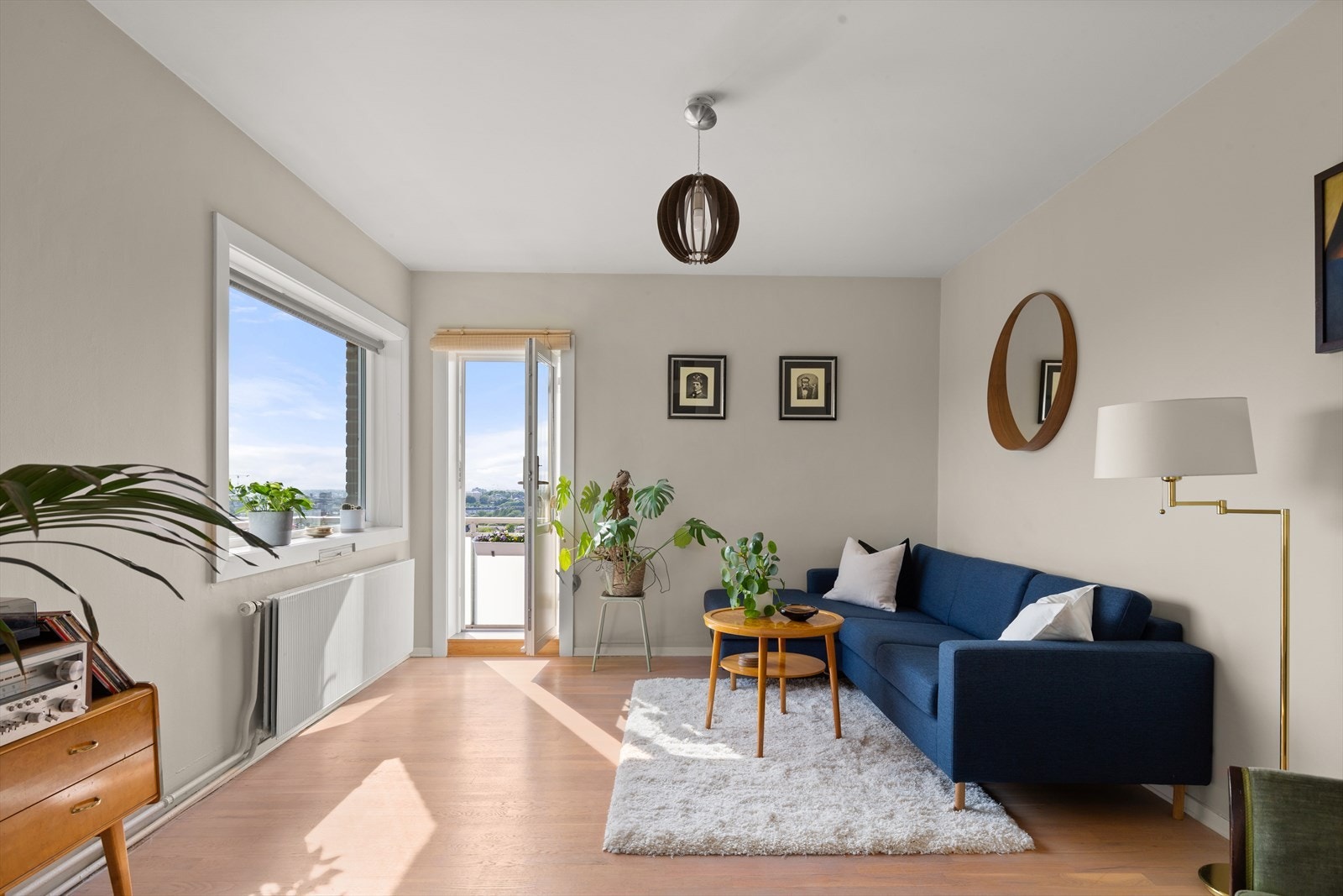 Mange og store vindusflater gir rikelig med lysinnslipp og skaper en fin atmosfære. Galleribilde