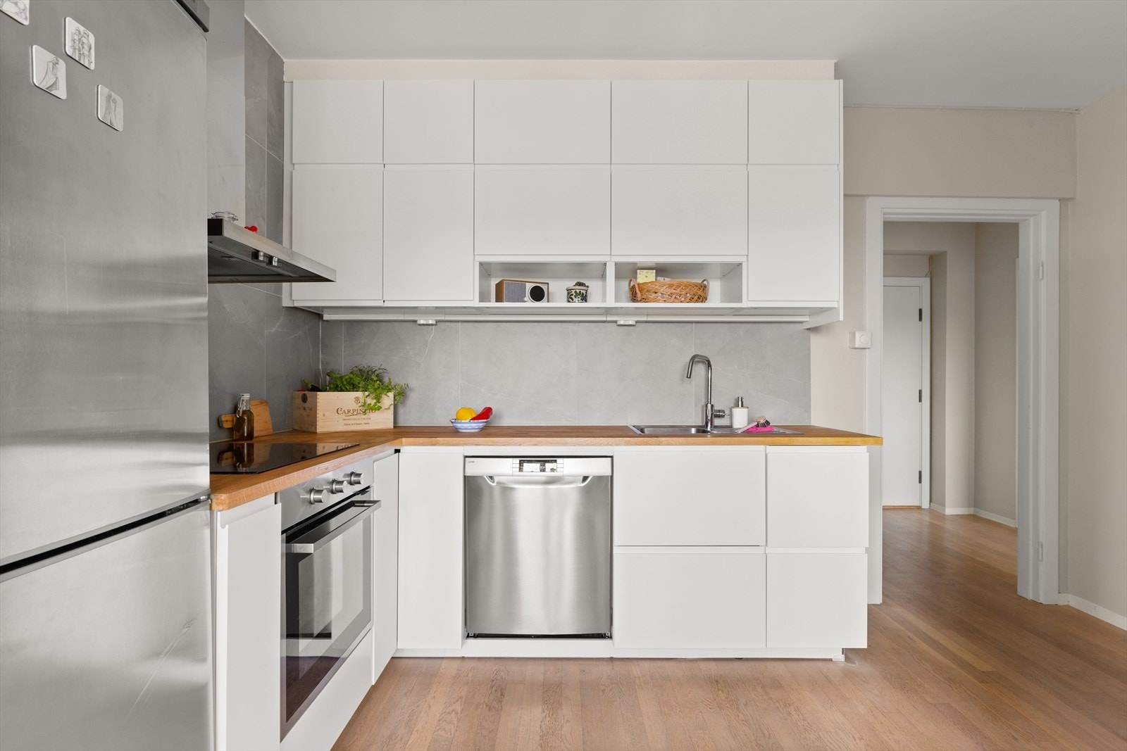 Det er montert komfyrvakt over steketoppen og lekkasjestopper i kjøkkenbenken. Galleribilde