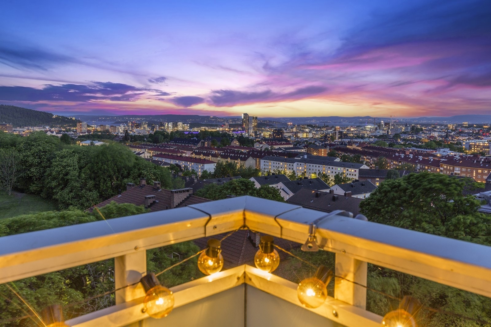 En fantastisk topp- og hjørneleilighet med spektakulær utsikt og sol fra morgen til kveld. Galleribilde