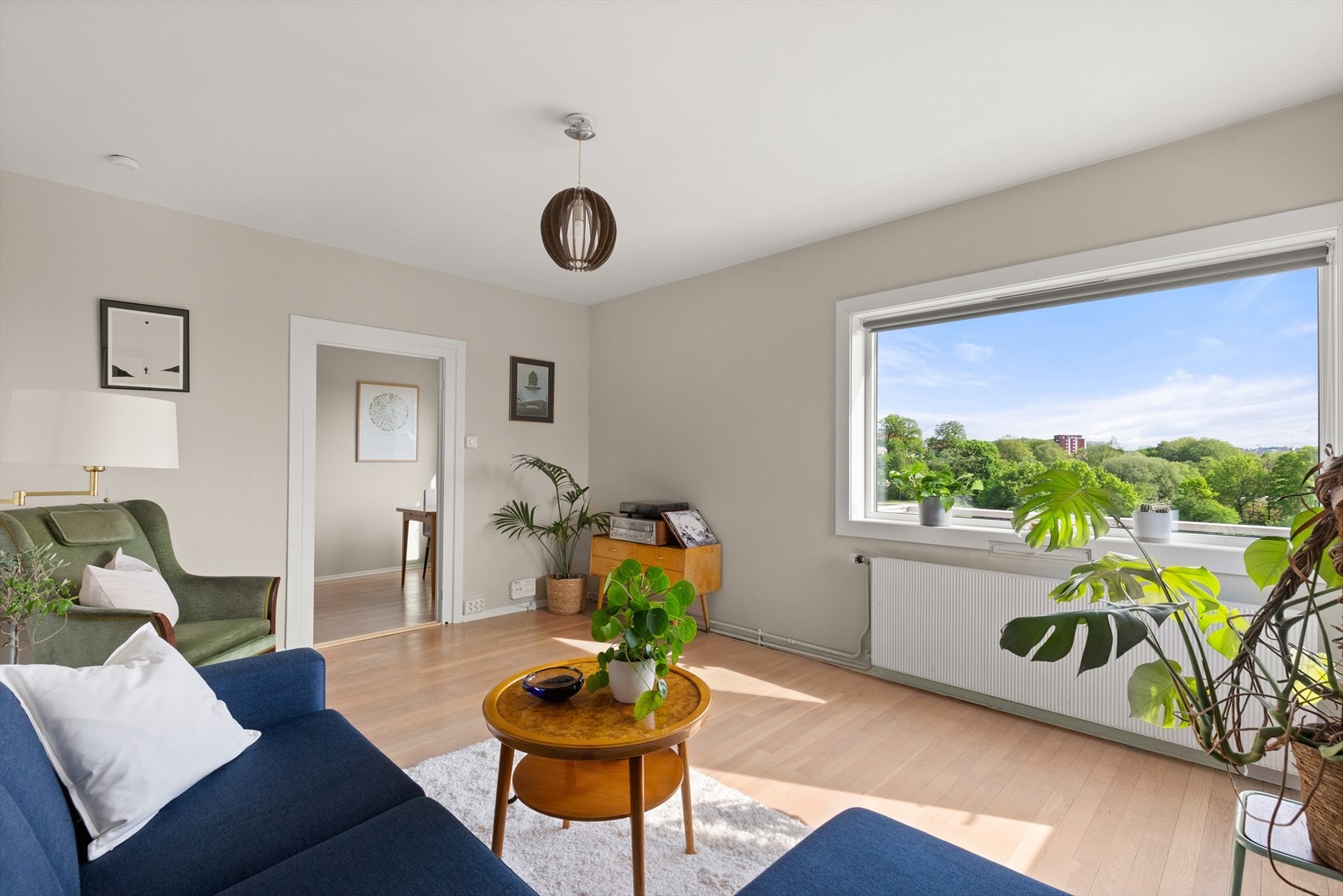 Flotte originale og nedslipte parkettgulvet strekker seg gjennom leilighetens rom. Galleribilde