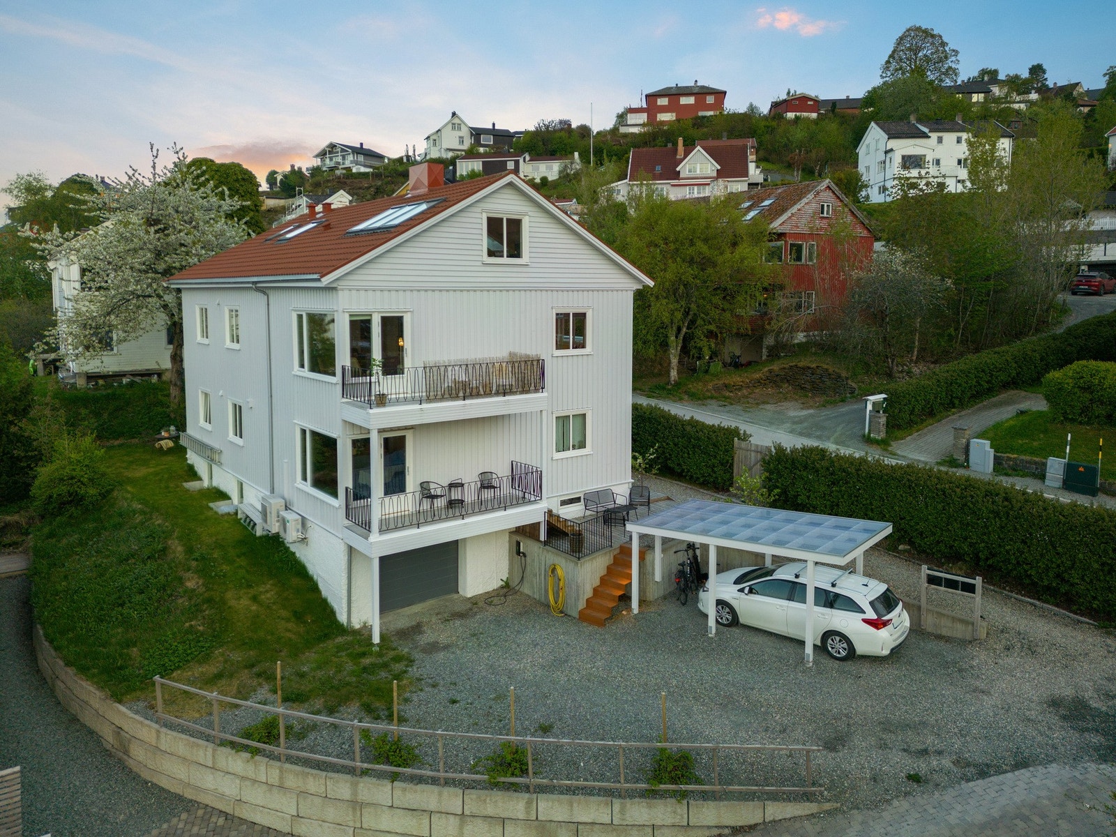 Boligen går over 2 etasjer og disponerer i tillegg garasje i sokkel med direkte inngang til vaskerom og boligen for øvrig. Galleribilde