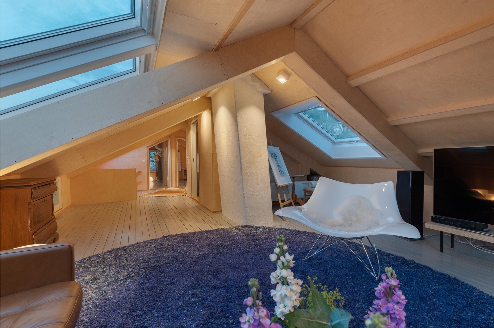 Pent oppusset loftstue med tøffe finerplater og nye vinduer (2018). Galleribilde