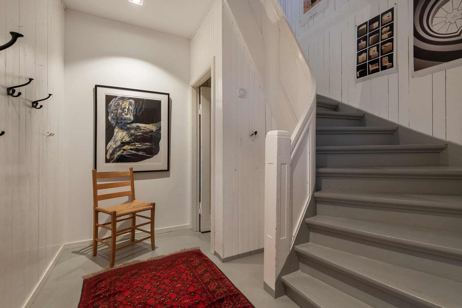 Fra garasjen er det direkte oppgang til boligen. Galleribilde