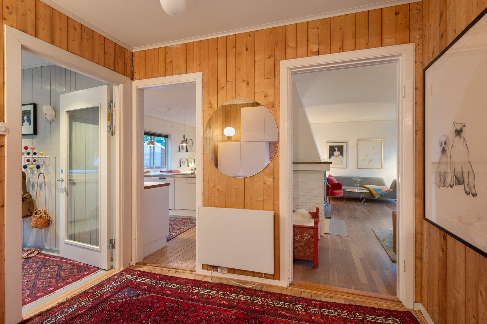 Romslig entré med utgang til trapperom og inngang til stue/kjøkken. Galleribilde