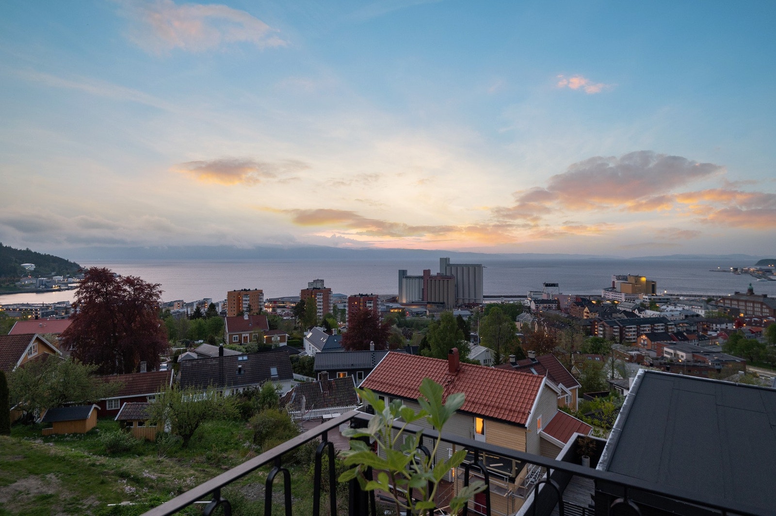 Nydelig utsikt mot magiske solnedganger fra verandaen. Galleribilde