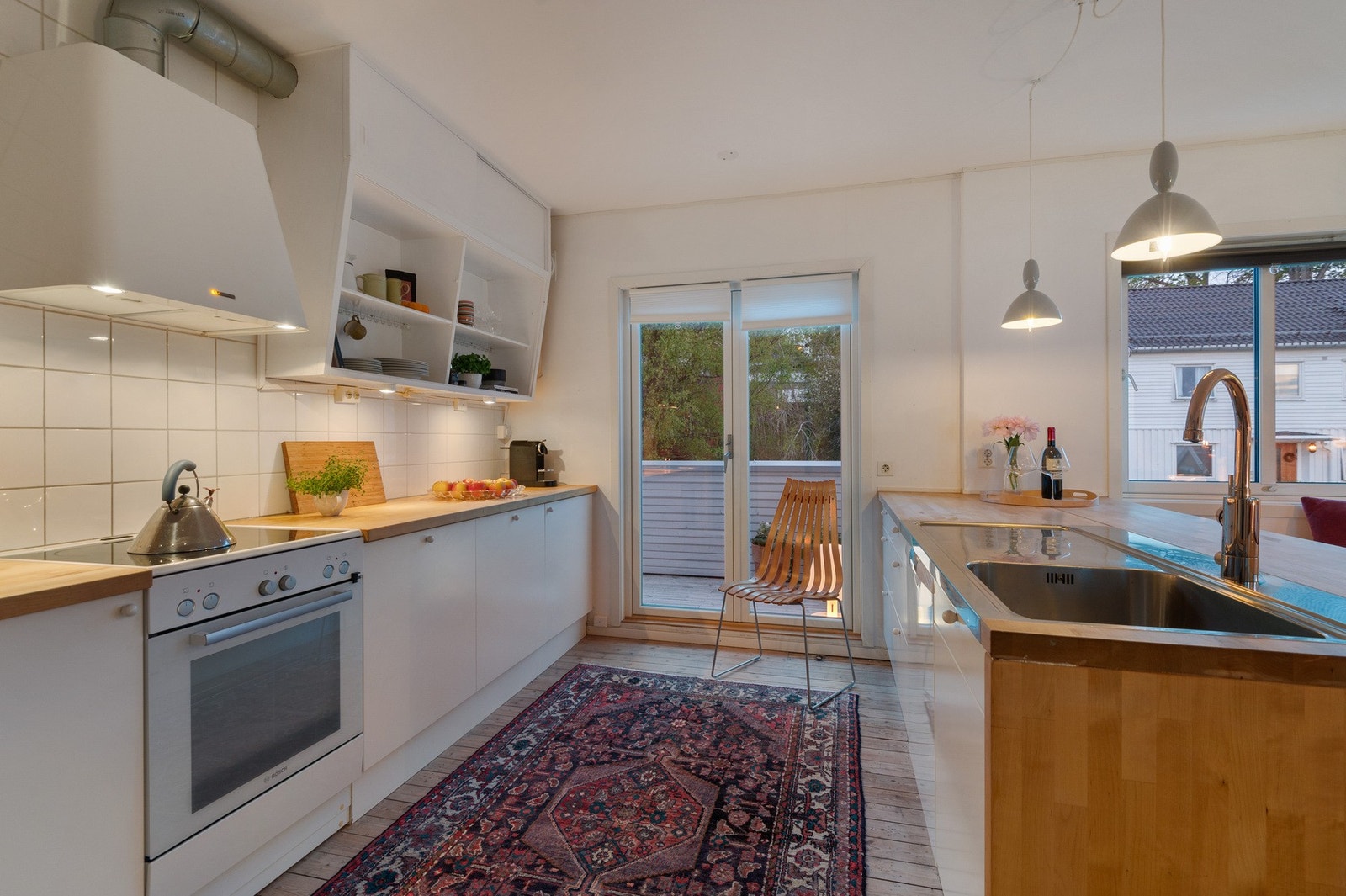 Fra kjøkkenet er det utgang til en balkong med sol på dagtid. Galleribilde