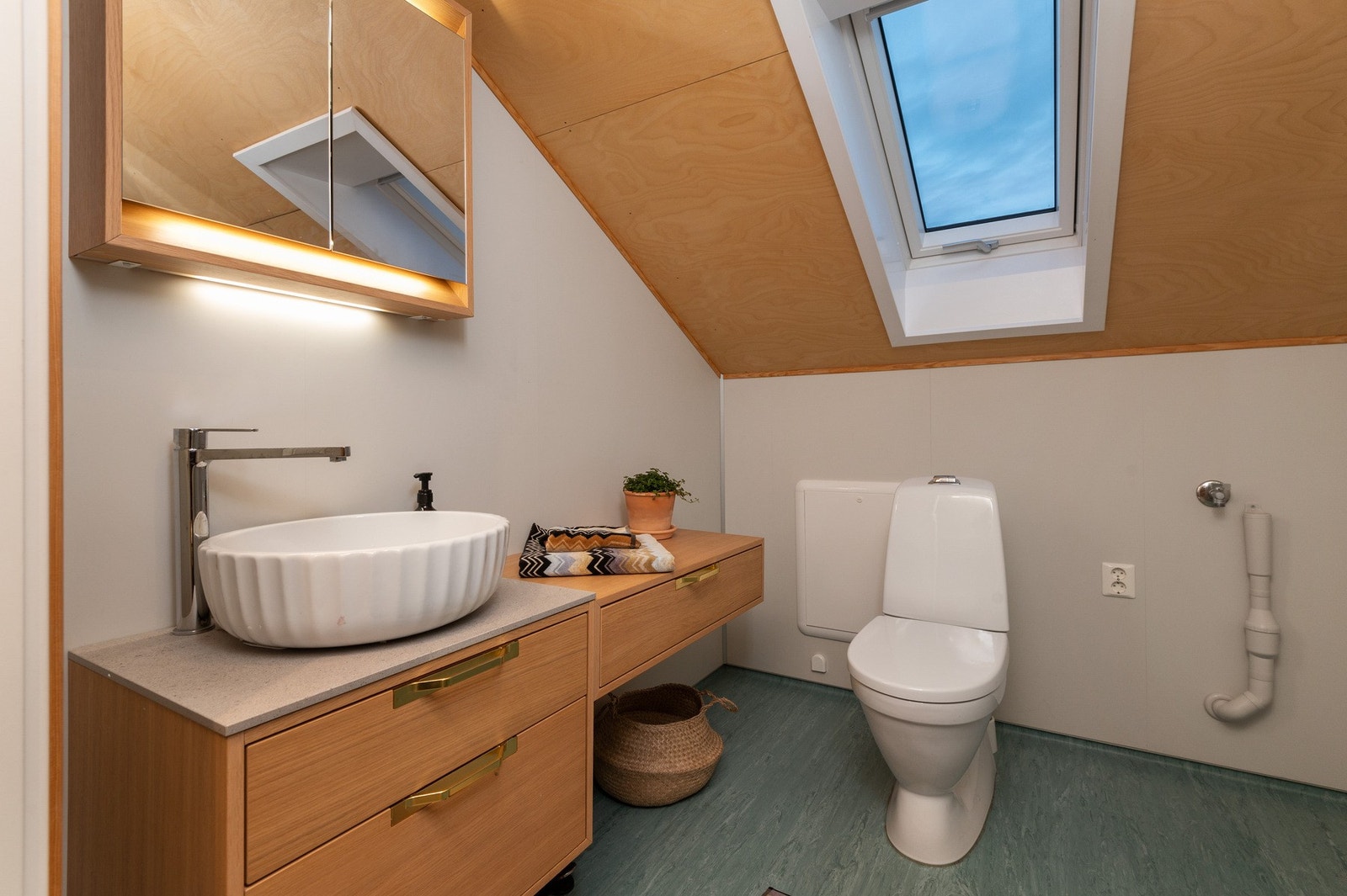Eget bad med opplegg for vaskemaskin på loftet. Galleribilde