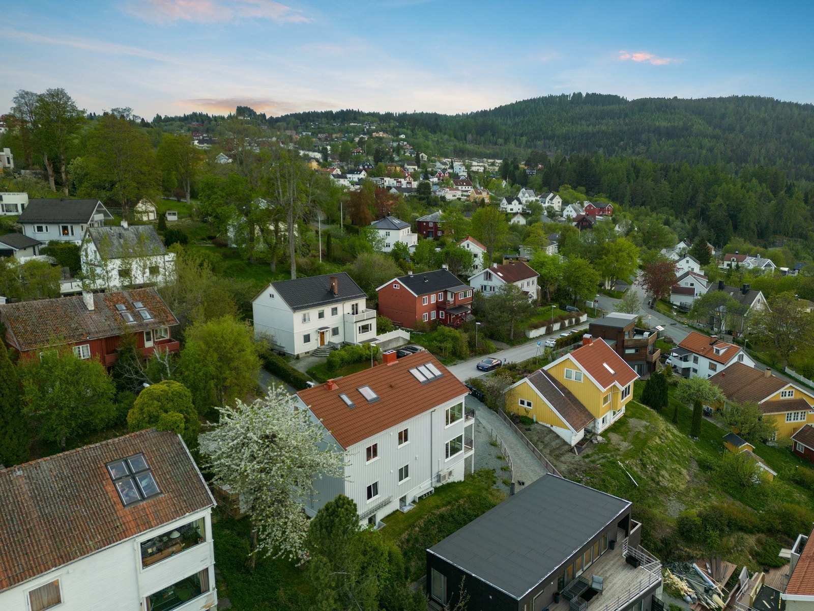 Boligen ligger kun noen få minutters gange fra Theisendammen, Sommersetra golfbane og resten av den fantastiske Bymarka! Galleribilde